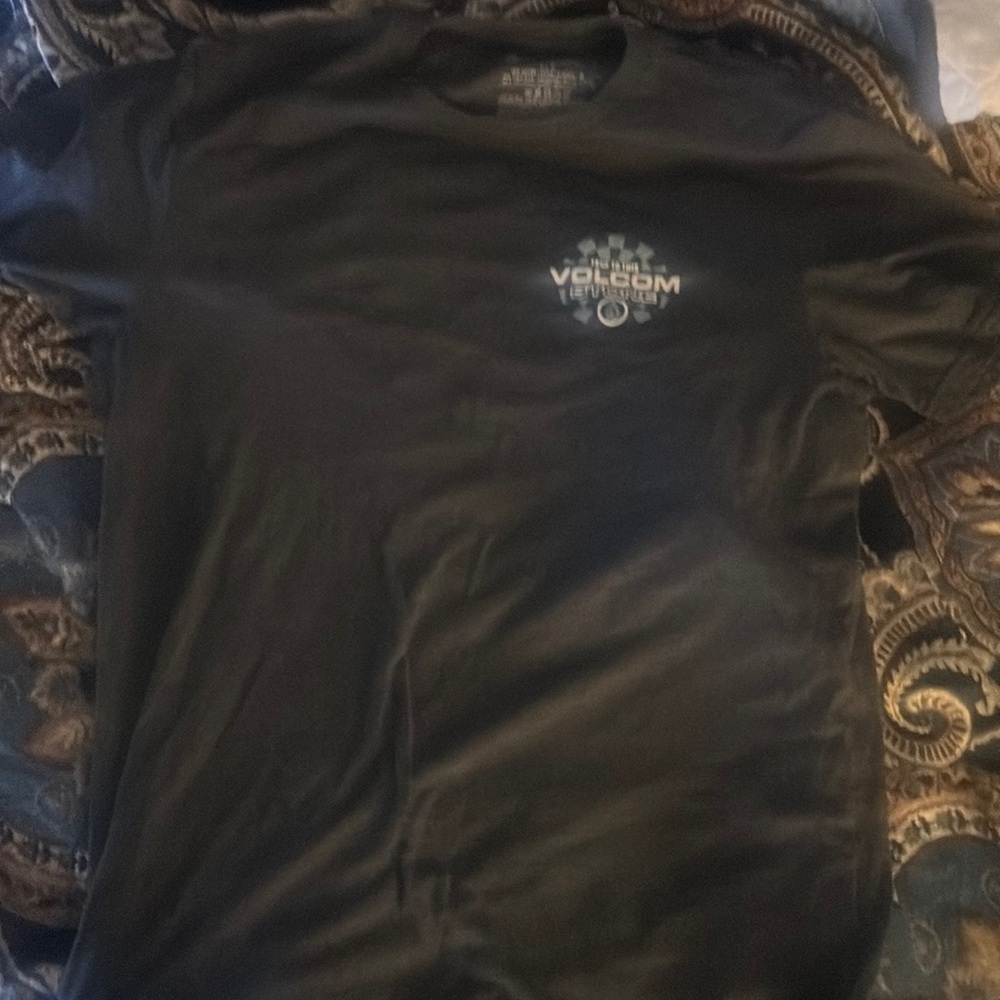 Large men’s volcom tee